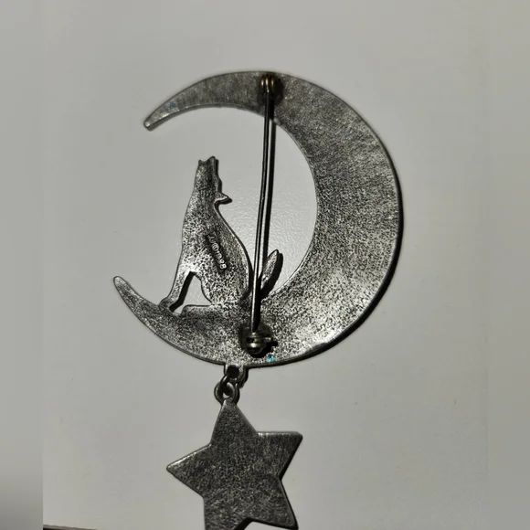 Howling wolf brooch. - Picture 2 of 3